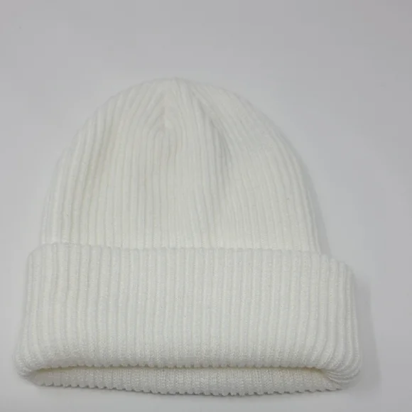 Squeaks & Fur Ribbed Knit Beanie 🤍 Animal Logo Winter Hat EUC - Picture 6 of 7